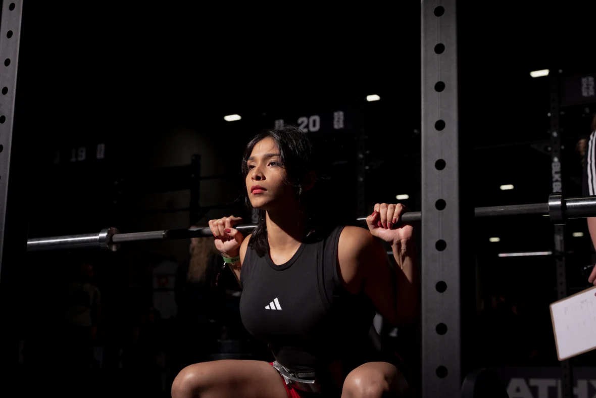 Um atleta no teste de força do ATHX, a competição de fitness híbrido apoiada pela adidas