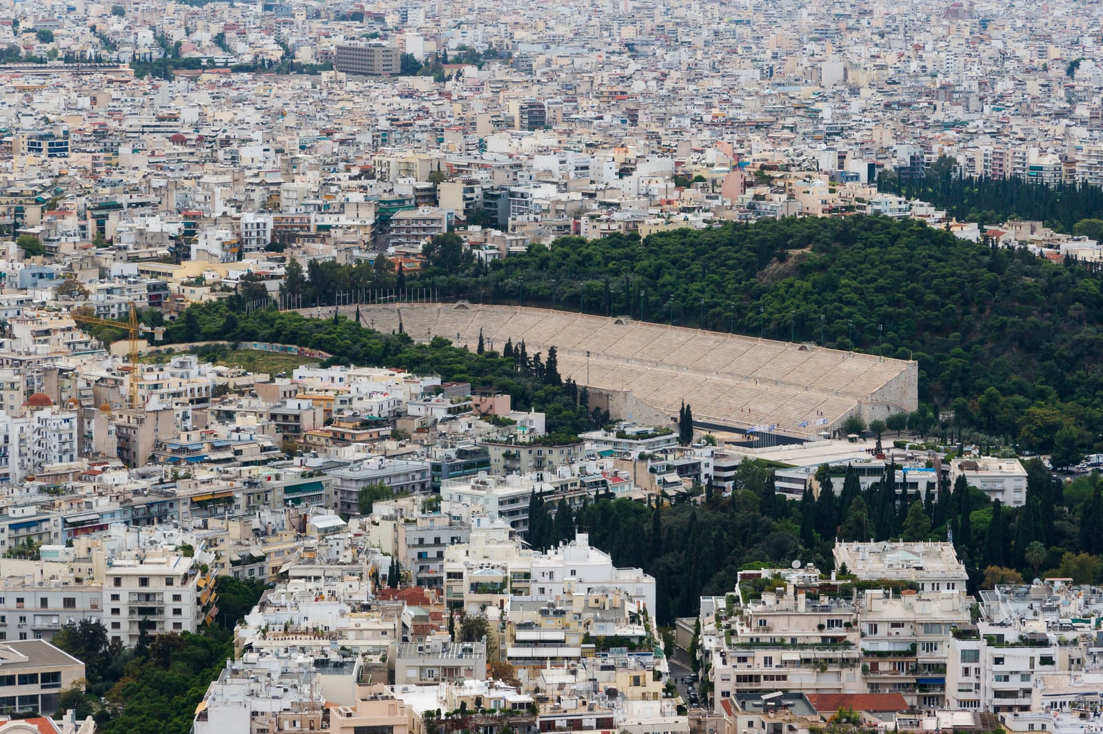 Vue aérienne du stade panathénaïque d'Athènes, entouré par la ville