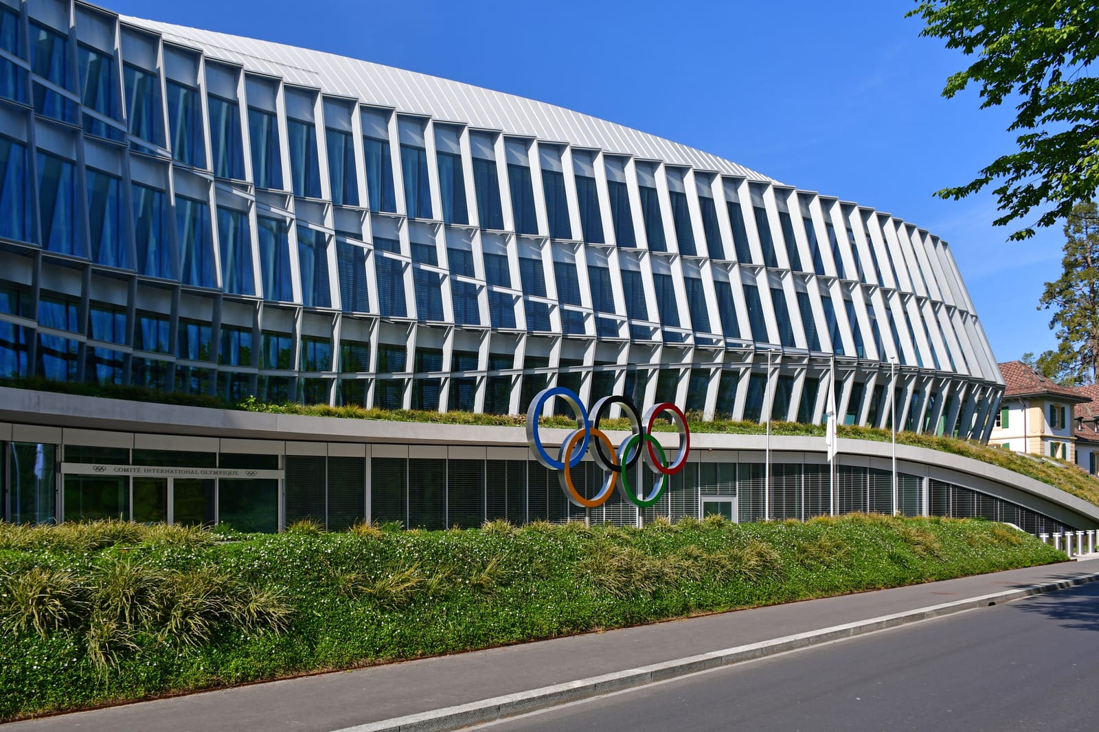 Le siège du Comité international olympique à Lausanne, avec les anneaux olympiques devant le bâtiment