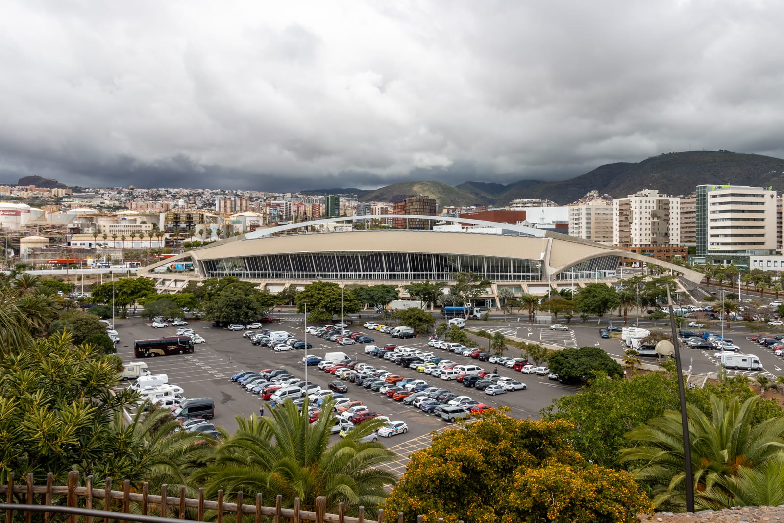 Le Recinto Ferial de Tenerife vu de loin, avec Santa Cruz et les montagnes en arrière-plan